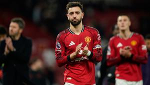 Bruno Fernandes dari Manchester United berjalan keluar lapangan setelah pertandingan Premier League antara Manchester United dan Leeds di Manchester, Inggris, Selasa (14-4-2026) dini hari WIB. (Foto AP/Dave Thompson)