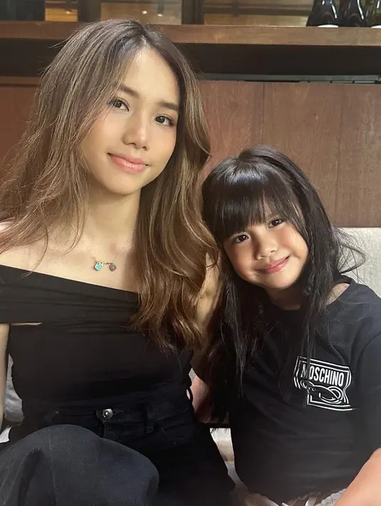 <p>Potret dua anak cantik Ririn dari pernikahan sebelumnya. Anak pertamanya Jasmine Salsabila Abeng lahir pada tahun 2003, sedangkan anak keduanya Abigail Cattleya Putri lahir tahun 2016 silam. [Instagram/ririnekawati]</p>