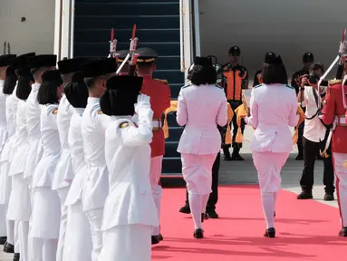 Tim Purna Paskibraka 2023 membawa duplikat bendera Merah Putih dan naskah teks proklamasi berjalan masuk ke pesawat TNI AU dalam acara kirab bendera Merah Putih dan naskah teks proklamasi menuju Ibu Kota Nusantara (IKN) di Base Ops Lanud Halim Perdanakusuma, Jakarta, Sabtu (10/8/2024). (Yasuyoshi CHIBA / AFP)