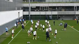 Sejumlah pemain Manchester City melakukan latihan menjelang laga semifinal Liga Champions 2022/2023 melawan Real Madrid di Manchester City training ground, Manchester, Inggris, Rabu (16/05/2023) waktu setempat. (AFP/Oli Scarff)