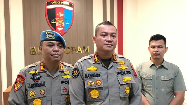 Kabid Humas Polda Riau Kombes Nandang Mu'min Wijaya memberikan keterangan perkembangan kasus Bripka Andry Darma Irawan.