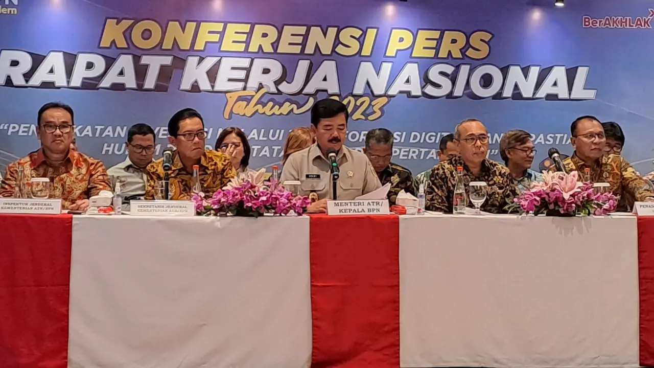 Menteri Agraria Tata Ruang/Badan Pertanahan Nasional (ATR/BPN), Hadi Tjahjanto menanggapi kisruh status tanah dan bangunan di pinggiran Depo Pertamina Plumpang