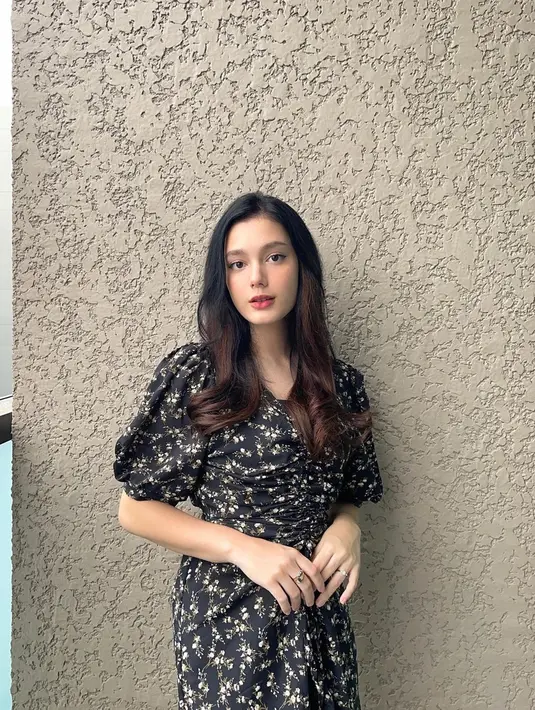 Mulai dari outfit polos sampai motif sering dikenakan oleh Yasmine Ow. Pakai dress floral warna hitam, penampilan Yasmine Ow ini makin anggun. Adanya karet di bagian pinggangnya, membuat istri Aditya Zoni ini semakin terlihat langsing. Rambut yang dibiarkan digerai, Yasmine sukses bikin pangling. (Liputan6.com/IG/@yxsmine.ow)