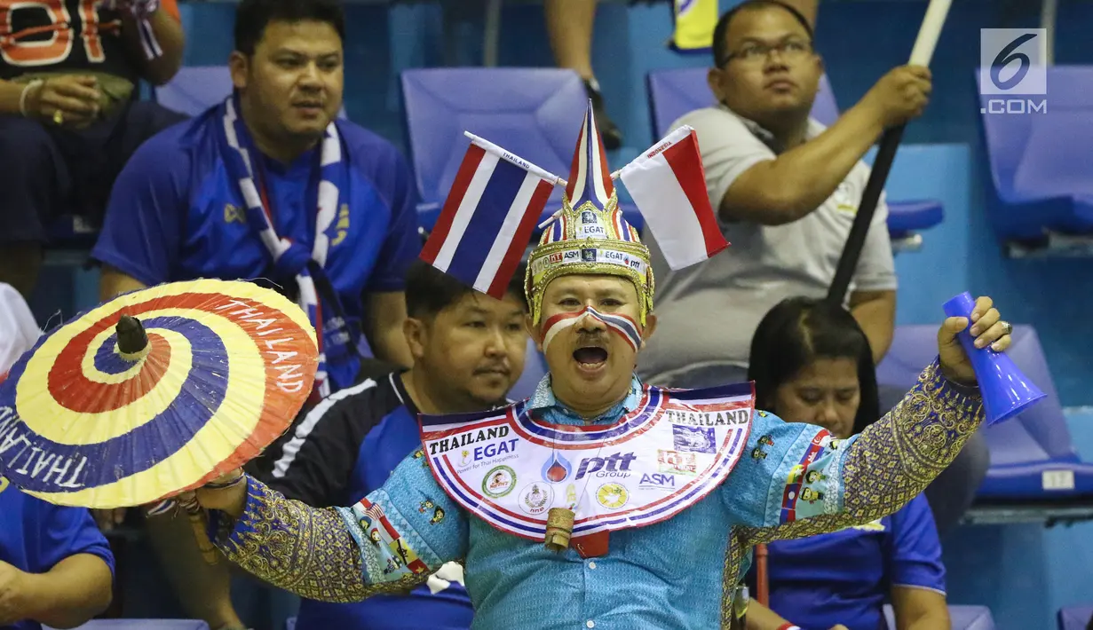 Suporter Thailand memberi semangat pada tim bola tangan putri Thailand saat melawan Indonesia di pada babak penyisihan grup B Asian Games 2018 di Jakarta, Kamis (16/8). Indonesia kalah 16-34. (Liputan6.com/Helmi Fithriansyah)