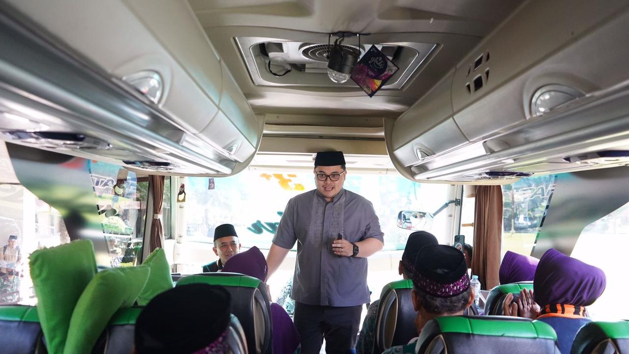 Bupati Kediri Bupati Hanindhito Himawan Pramana saat memberangkatkan jemaah calon haji asal Kediri. (Istimewa)