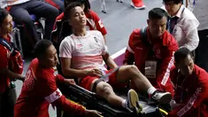 Petugas medis menandu pebulu tangkis tunggal putra Indonesia, Anthony Sinisuka Ginting yang cedera saat melawan Shi Yuqi asal China pada babak final beregu putra Asian Games 2018 di Jakarta, Rabu (22/8). (ANTARA FOTO/INASGOC/Nafielah Mahmudah/tom/18)