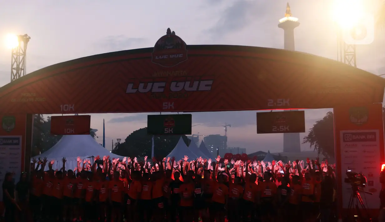 Peserta kegiatan lomba lari bertajuk Lo Gue Run (LGR) 2020 melakukan start di Kompleks Monas, Jakarta Pusat, Minggu (26/1/2020). Kejuaraan LGR 2020 yang diikuti oleh total 3.500 pelari tersebut merupakan rangkaian kegiatan HUT Kodam Jaya ke 70. (Liputan6.com/Johan Tallo)