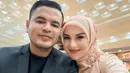 Selaras dengan unggahan sang istri, Haldy Sabri juga membagikan potretnya berdua dengan Irish Bella di momen kondangan tersebut. Pasangan yang menikah pada 19 Oktober ini begitu romantis saat selfie, di mana Irish meletakkan dagunya di pundak sang suami. (Liputan6.com/IG/@haldy_sabri)