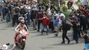 MotoGP kembali hadir di Indonesia setelah 25 tahun. Kehadiran Marc Marquez pun sudah dinanti oleh banyak penggemar MotoGP yang berdiri di pinggir jalan. (Bola.com/M Iqbal Ichsan)