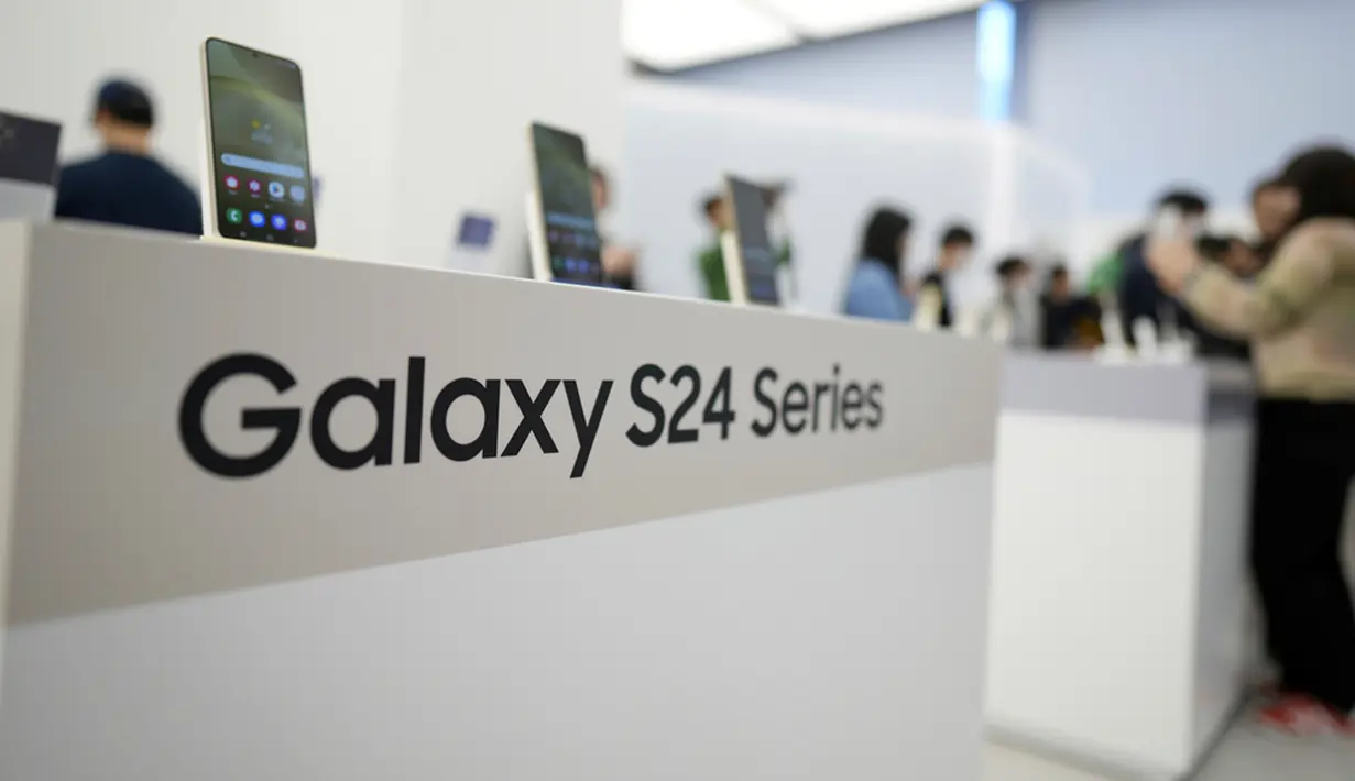 Susunan Samsung Galaxy S24 Series tidak berubah dari generasi sebelumnya, yakni beranggotakan Galaxy S24 (6,2 inci), S24 Plus (6,7 inci), dan S24 Ultra (6,8 inci). (AP Photo/Lee Jin-man)