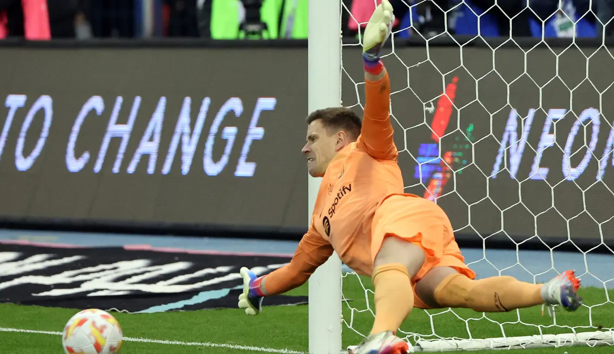 Dalam babak adu penalti, kiper Barcelona Marc-Andre ter Stegen tampil sebagai pahlawan dengan mampun menggagalkan dua dari empat kesempatan penalti Real Betis. Sementara empat penendang Barcelona semuanya mampu menjalankan tugasnya dengan baik. (AFP/Giuseppe Cacace)