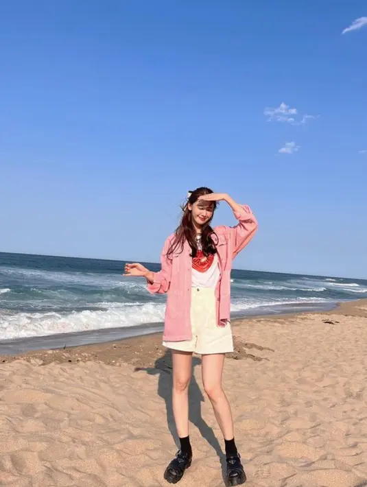 Yoona tampil mengenakan atasan putih senada dengan short pants nya, dipadukan outer pink dan sepatu hitamnya. [@yoona__lim]