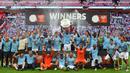 Para pemain Manchester City merayakan gelar juara usai mengalahkan Chelsea pada laga Community Shield di Stadion Wembley, London, Minggu (5/8/2018). Man City menang 2-0 atas Chelsea. (AFP/Glyn Kirk)