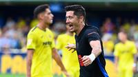 Robert Lewandowski menjadi salah satu menjadi bintang kemenangan Barca dengan mencetak dua gol pada menit ke-20 dan 35. (JOSE JORDAN/AFP)
