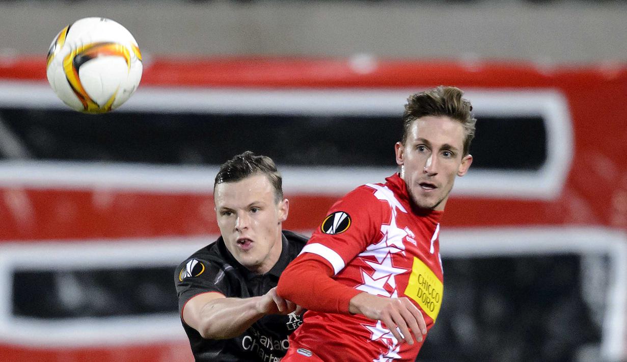 Pemain Liverpool, Brad Smith (kiri) dan pemain FC Sion, Vincent Ruefli mengejar bola  pada lanjutan UEFA Europa League grup B di Stadion  Tourbillon, Sion, Switzerland, Jumat (11/12/2015) dini hari WIB. (AFP Photo/Fabrice Coffrini)