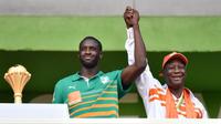 Pemain tim nasional Pantai Gading, Yaya Toure (kiri), bersama Presiden Pantai Gading, Alassane Ouattara (kanan). (AFP PHOTO / Sia Kambou)