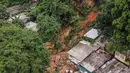 Pemandangan dari udara menunjukkan jalan kehancuran yang ditinggalkan oleh tanah longsor setelah hujan lebat di distrik Juquehy di Sao Sebastiao, negara bagian Sao Paulo, Brasil (20/2/2023). Banjir dan tanah longsor yang dipicu oleh hujan lebat di Brasil merenggut sedikitnya 36 nyawa pada akhir pekan Karnaval di tenggara negara bagian Sao Paulo, kata pihak berwenang, Minggu. (AFP/Fernando Marron)