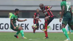 Pemain depan Persipura, Boaz Salossa (kedua kanan) mengontrol bola saat laga melawan PS TNI pada lanjutan Liga 1 Indonesia di Stadion Patriot Candrabhaga, Bekasi, Sabtu (4/11). Persipura kalah 1-2. (Liputan6.com/Helmi Fithriansyah)