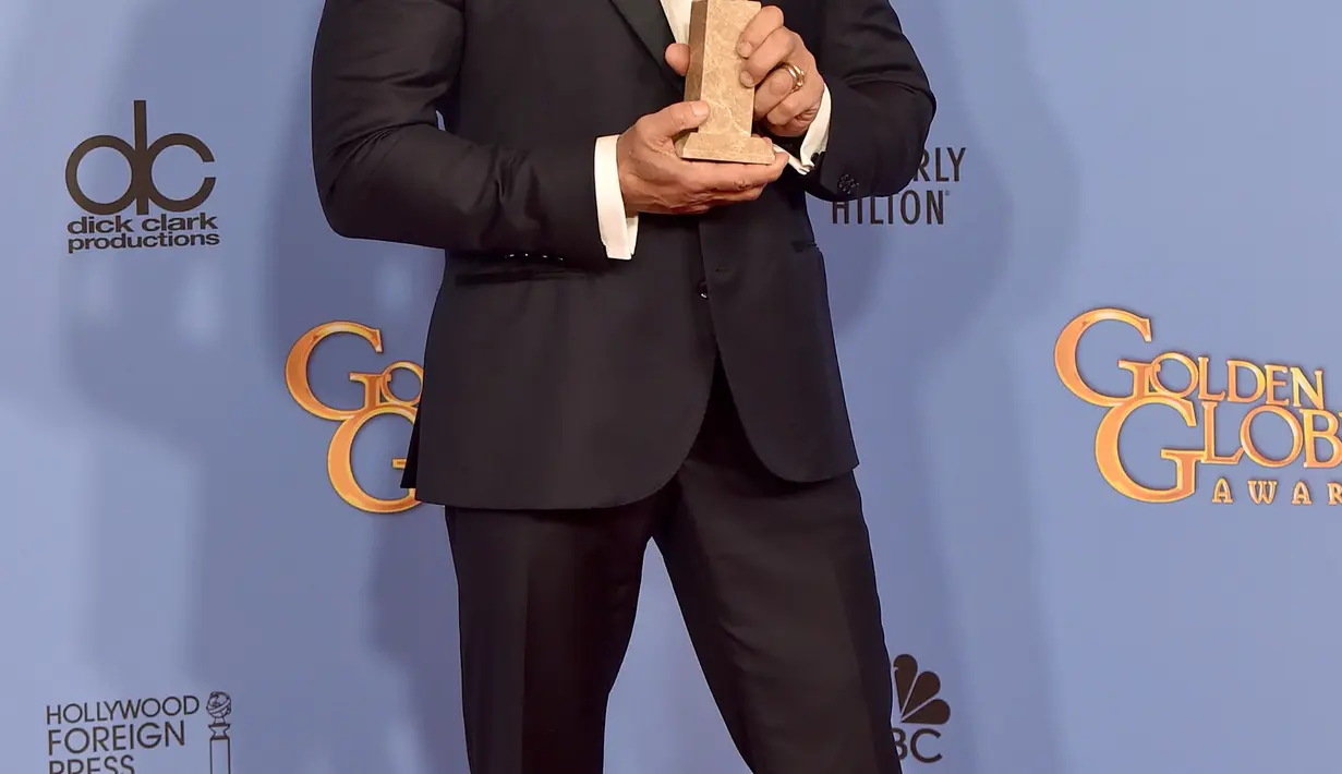  Sylvester Stallone saat menerima piala di Golden Globes 2016. (AFP/Bintang.com)