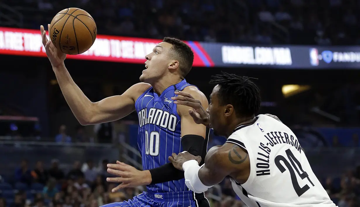 Pebasket Orlando Magic, Aaron Gordon, berusaha memasukan bola saat melawan San Antonio Spurs pada laga NBA di Amway Center, Sabtu (28/10/2017). San Antonio Spurs takluk 87-114 dari Orlando Magic. (AP/John Raoux)