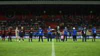 Pemain, manajemen dan pelatih Arema memberikan salam kepada Aremania di Stadion Soepriadi usai kalah dari Persija Jakarta. (Iwan Setiawan/Bola.com)