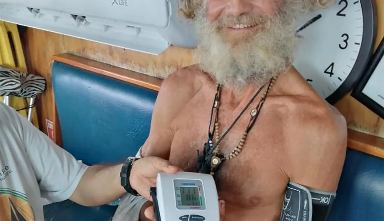 <p>Timothy Lyndsay Shaddock, 54 tahun, sedang berada di atas kapal katamaran Aloha Toa miliknya yang tidak berfungsi di Pasifik, sekitar 1.200 mil (1.900 kilometer) dari daratan, saat kru kapal dari armada Grupomar menemukan mereka, kata perusahaan tersebut dalam sebuah pernyataan. (Grupomar/Atun Tuny via AP)</p>