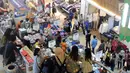 Pembeli memilih pakaian yang dijual di Mal Ciputra Semarang, Selasa (12/6). Menjelang Idul Fitri 1439 H, sejumlah pusat perbelanjaan mulai berlomba-lomba memberikan diskon agar menarik minat pengunjung untuk berbelanja. (Liputan6.com/Gholib)