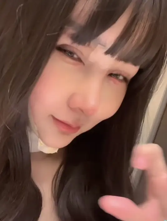 <p>Ia juga tampil dengan rambut berponi hitamnya. Dari situ terlihat hidungnya yang mancung hingga bibirnya yang lebih kecil. (@lucintaluna_manjalita)</p>