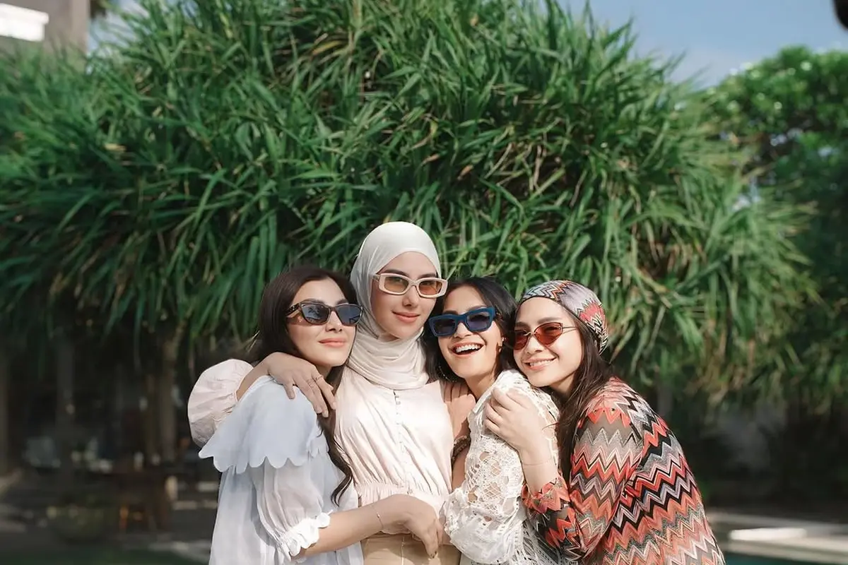 6 Potret Adu Gaya Outfit Cerah Nagita Slavina, Caca Tengker, hingga Syahnaz Sadiqah Saat Liburan di Bali