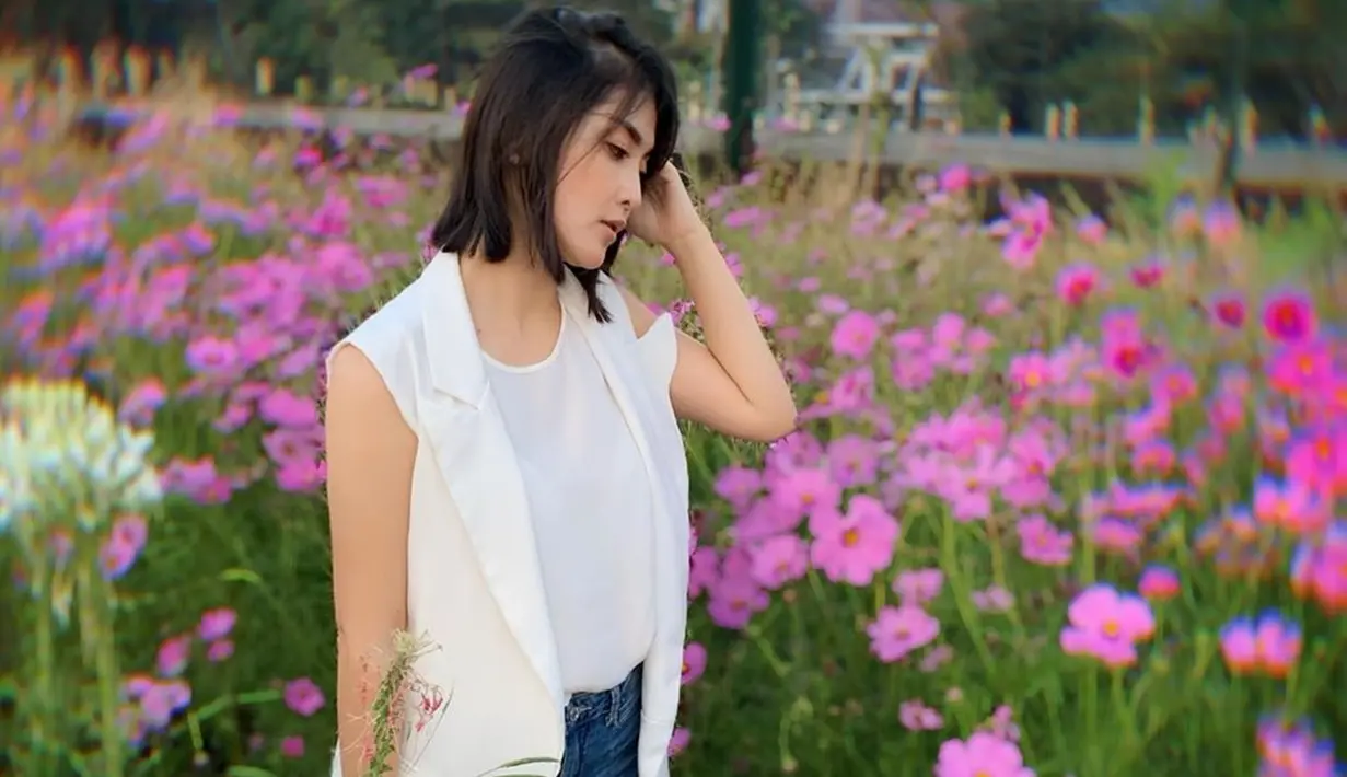 Wanita berambut pendek sebahu ini memang sering tampil kasual di beberapa kesempatan. Pada foto ini, Eva pun terlihat menggunakan blazer tanpa lengan dan dipadukan dengan baju putih serta celana denim. (Liputan6.com/IG/@eva_anindita_zachrie)