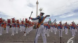 Pameran Alutsista TNI dalam rangka memperingati Hari Ulang Tahun (HUT) ke-69 TNI AD dimeriahkan oleh puluhan marching band TNI AD, Jakarta, Jumat (12/12/2014). (Liputan6.com/Faizal Fanani)