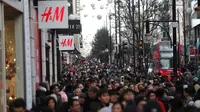 Kerumunan orang memenuhi Oxford Street selama Boxing Day di London, Inggris, Selasa (26/12). Pada Boxing Day ini, hampir semua pusat pertokoan yang memberikan pesta diskon diserbu para pembeli dan terjadi antrean panjang. (Daniel LEAL-OLIVAS/AFP)