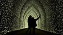 Pertunjukan cahaya digambarkan untuk mempromosikan peluncuran acara  "Christmas at Kew Gardens" di Kebun Botani Kew, London, 21 November 2018. Taman Kew menghias pepohonan dan patungnya dengan tata lampu menarik menjelang perayaan Natal. (Tolga AKMEN/AFP)