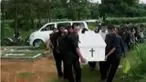 Bocah berusia 7 tahun ini tewas ditikam orang tak dikenal di rumahnya sendiri.
