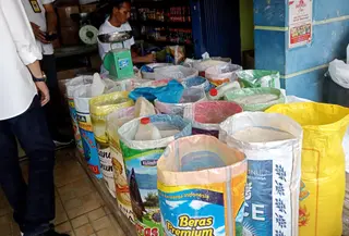 Pedagang beras di Batam. (Liputan6.com/Ajang Nurdin)