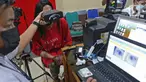 Seorang transpuan saat perekaman retina mata untuk E-KTP di Disdukcapil Kota Depok, Depok, Jawa Barat, Senin (9/8/2021). Kepemilikan E-KTP bagi Transgender Perempuan (Transpuan) agar mendapatkan pelayanan publik seperti jaminan sosial, kesehatan, hingga pendidikan. (Liputan6.com/Herman Zakharia)