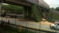 Truk Tersangkut di Jembatan KM 66, Tol Jakarta-Merak Tersendat