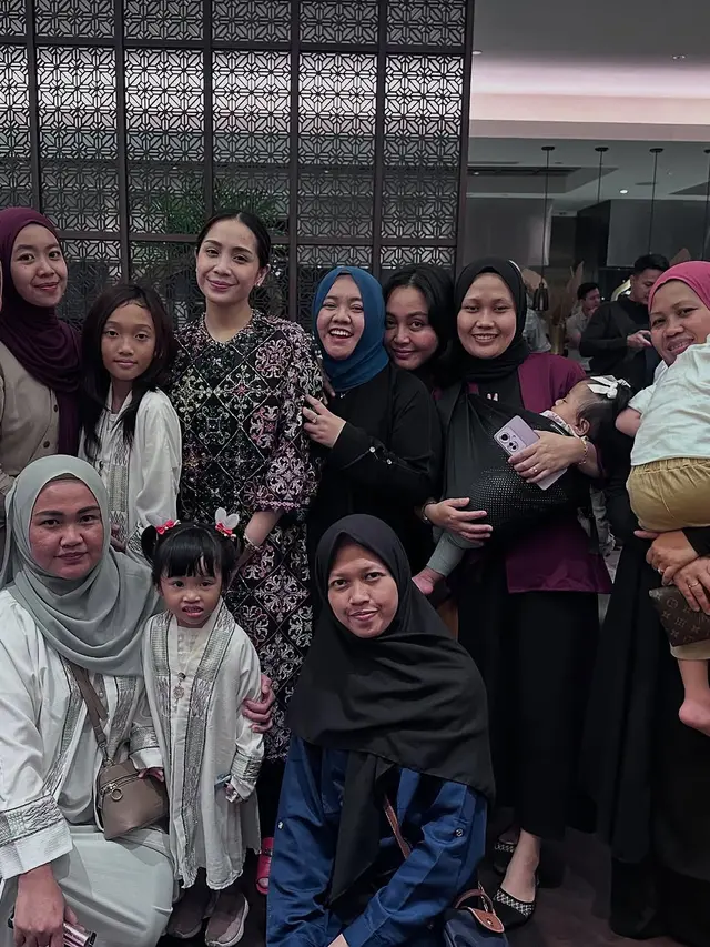 6 Potret Nagita Slavina Bukber Bareng Karyawan, Rafathar dan Rayyanza Ikut Ramaikan