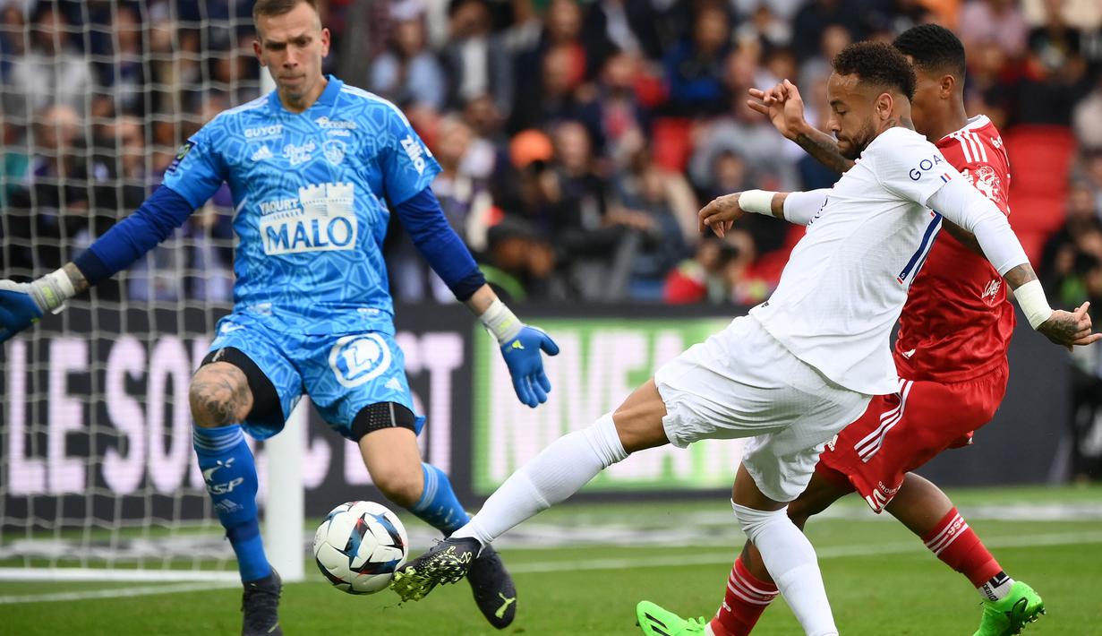 Neymar menerima bola di dalam kotak penalti meski ditempel pemain lawan, dan menuntaskan peluang itu untuk mengubah skor jadi 1-0. (AFP/Franck Fife)