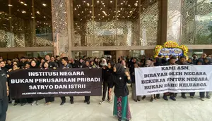 Sejumlah ASN menggelar demo di Kantor Kementerian Riset, Teknologi, dan Pendidikan Tinggi (Kemenristedikti) dengan nada satir menyindir Menristekdikti Prof Ir Satryo Soemantri Brodjonegoro. (Liputan6.com/Ady Anugrahadi)