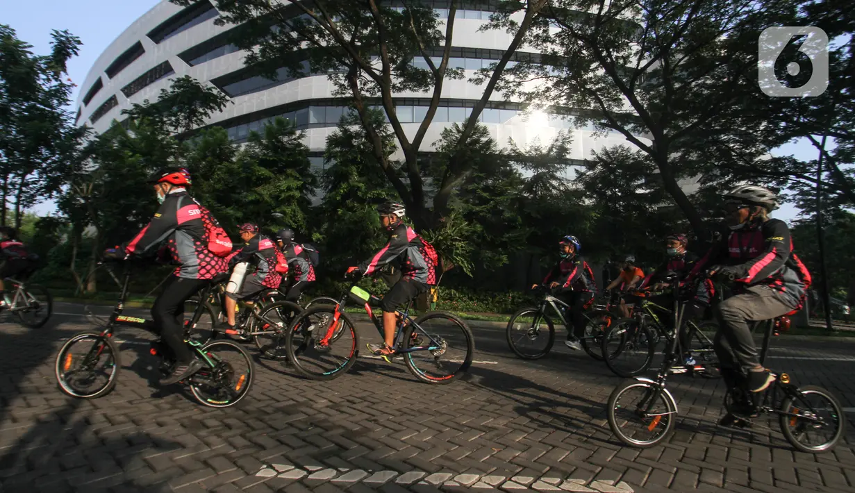Peserta saat mengikuti Gowes Asik Smartfren Bareng Outlet dan Distributor (Gasbro) 2020 di Tangerang Selatan, Minggu (8/11/2020). Kegiatan fun bike diharapkan menjadi contoh untuk masyarakat agar tetap mematuhi protokol kesehatan selama berolahraga. (Liputan6.com/Pool)