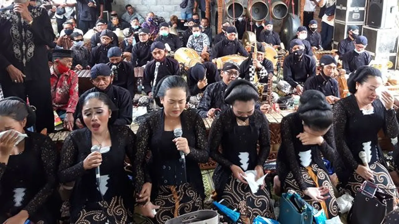 6 Momen Prosesi Pemakaman Dalang Ki Seno Nugroho, Diiringi Gamelan dan Tangis Pelayat