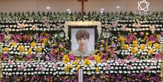 Momen Mengharukan Prosesi pemakaman JongHyunn Shinee.