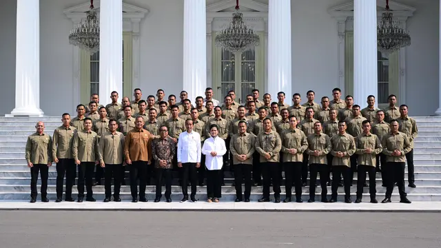 Presiden Jokowi dan Ibu Iriana tersenyum semringah saat berfoto bersama para pegawai Istana, mulai dari Kementerian Sekretariat Negara, Sekretariat Kabinet, Paspampres, hingga petugas kebersihan.
