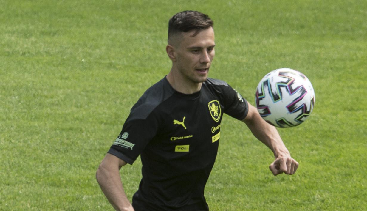 Jakub Pesek. Pesek mempunyai korelasi dengan bentuk hidung yang pipih. Namun tidak bagi Jakub Pesek, pemain Timnas Republik Ceska yang berumur 27 tahun ini sama sekali jauh dari bentuk hidung yang pesek. (Foto: AFP/Michal Cizek)