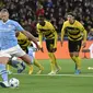 Pemain Manchester City Erling Haaland melepaskan tendangan penalti untuk mencetak gol ke gawang BSC Young Boys pada pertandingan sepak bola Grup G Liga Champions di Stadion Wankdorf, Bern, Swiss, Rabu (25/10/2023). (Anthony Anex/Keystone via AP)