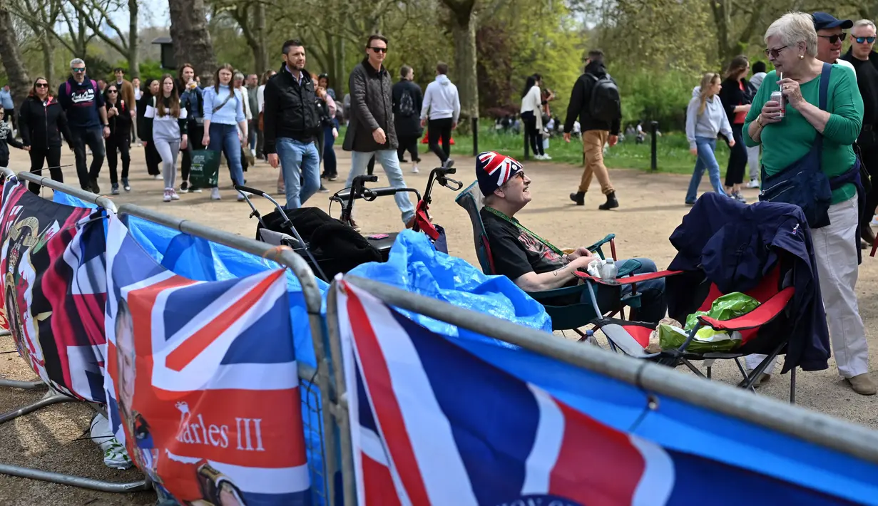Para penggemar kerajaan, sudah berkemah menjelang upacara penobatan Raja Charles III dan Ratu Camilla pada 6 Mei, di The Mall di pusat kota London, Minggu (30/4/2023). (Photo by JUSTIN TALLIS / AFP)