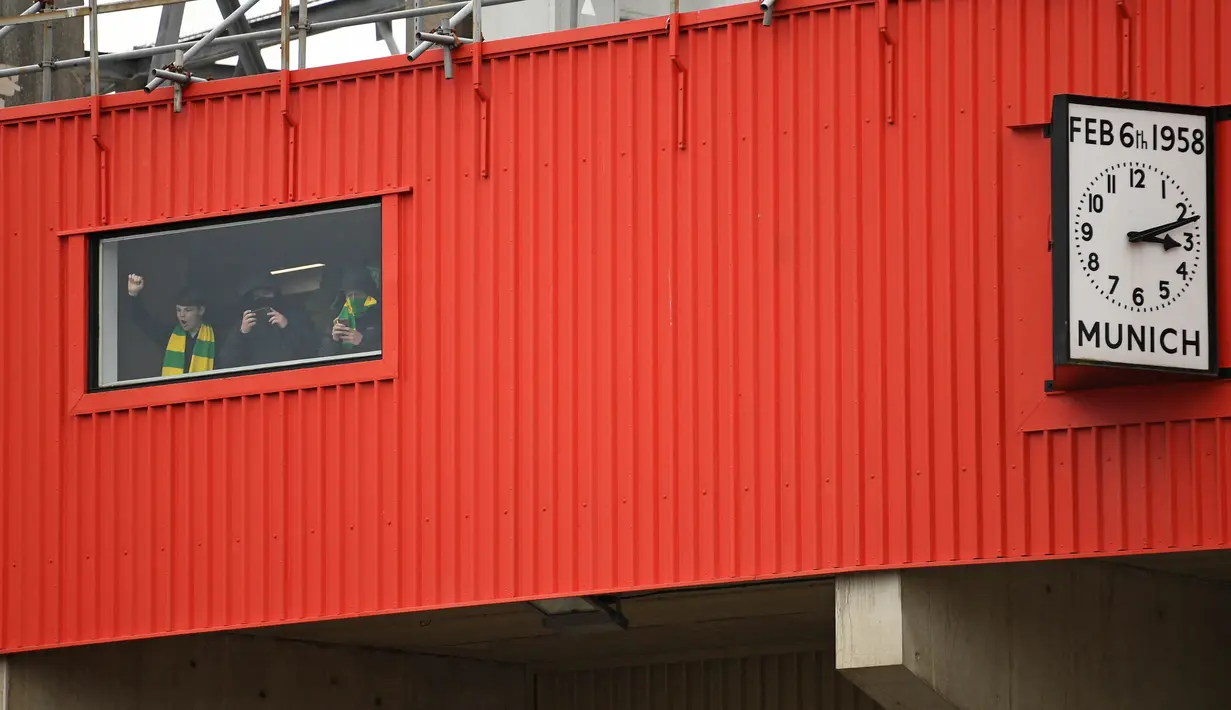 Keputusan telah diambil untuk menunda pertandingan dengan waktu yang belum ditentukan dikaeranakan situasi dan kondisi yang belum normal dimana masih ada suporter yang berada di dalam stadion Old Trafford. (Foto: AFP/Oli Scarff)