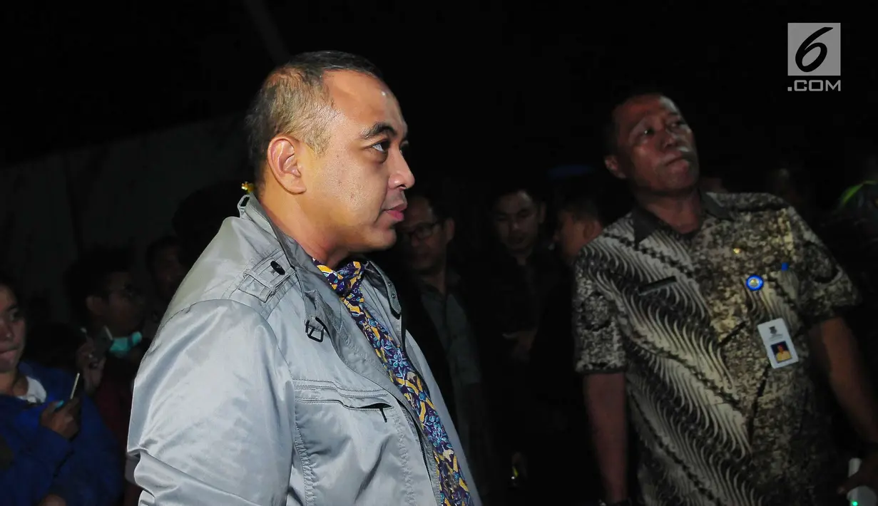 Bupati Tangerang, Ahmed Zaki Iskandar meninjau lokasi kebakaran pabrik kembang api di Kosambi, Tangerang, Banten, Kamis (26/10) dini hari. Zaki menjelaskan tak ada masalah terkait perizinan lokasi gudang kembang api tersebut. (Liputan6.com/Helmi Afandi)