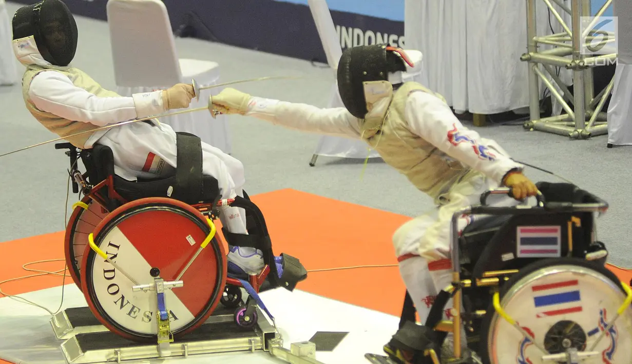 Atlet anggar kursi roda Indonesia Saidah Akhmad beradu jurus dengan Jirasinwanich (Thailand) pada babak perempat final Beregu Senior Putra Asian Para Games 2018 di Cibubur, Jakarta, Senin (8/10). Indonesia gagal ke semifinal. (Merdeka.com/Arie Basuki)